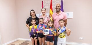 La alcaldesa de Guadalajara, Ana Guarinos, recibiendo a los gimnastas del Club Vera medallistas en el Campeonato de España.
