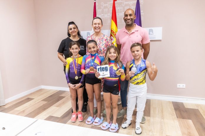 La alcaldesa de Guadalajara, Ana Guarinos, recibiendo a los gimnastas del Club Vera medallistas en el Campeonato de España.