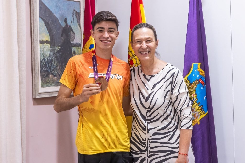 La alcadesa de Guadalajara, Ana Guarinos, recibe a Jaime Migallón tras su bronce europeo REMITIDA / HANDOUT por AY GUADALAJARA Fotografía remitida a medios de comunicación exclusivamente para ilustrar la noticia a la que hace referencia la imagen, y citando la procedencia de la imagen en la firma 22/7/2025