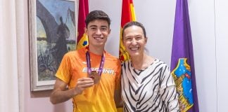 La alcadesa de Guadalajara, Ana Guarinos, recibe a Jaime Migallón tras su bronce europeo REMITIDA / HANDOUT por AY GUADALAJARA Fotografía remitida a medios de comunicación exclusivamente para ilustrar la noticia a la que hace referencia la imagen, y citando la procedencia de la imagen en la firma 22/7/2025