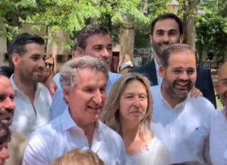 Guarinos ha sido investida como candidata a la Alcaldía de Guadalajara en 2027 Feijóo y Guarinos compartiendo un "momento foto" el pasado 13 de junio en Guadalajara. (Foto: La Crónic@)