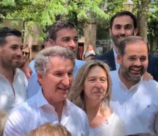 Feijóo y Guarinos compartiendo un "momento foto" el pasado 13 de junio en Guadalajara. (Foto: La Crónic@)