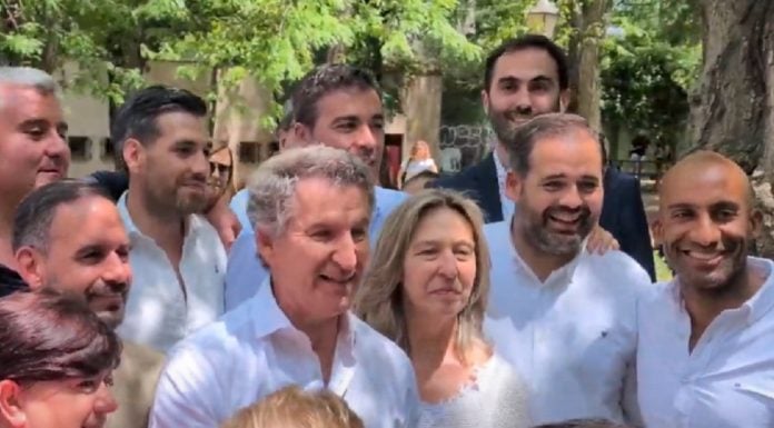 Hoy ha sido investida Guarinos como candidata a la Alcaldía de Guadalajara en 2027 Feijóo y Guarinos compartiendo un "momento foto" el pasado 13 de junio en Guadalajara. (Foto: La Crónic@)