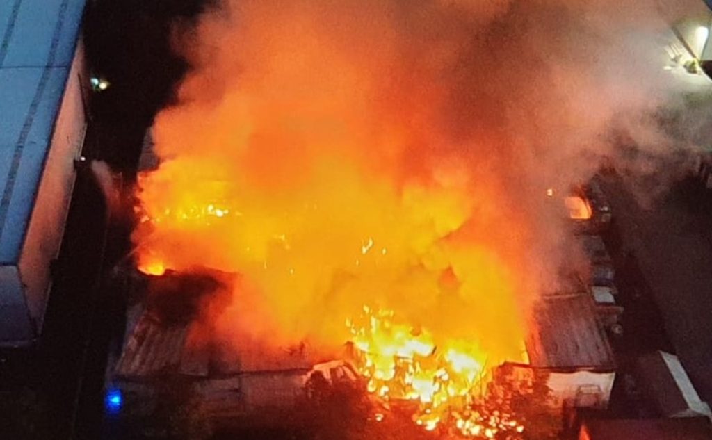 El incendio de Azuqueca desde el aire, en uno de los momentos más complicados de su extinción. ((Foto: La Crónic@)