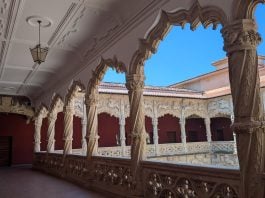 Galería superior del Patio de los Leones. Palacio del Infantado, julio de 2025. (Foto: La Crónic@)
