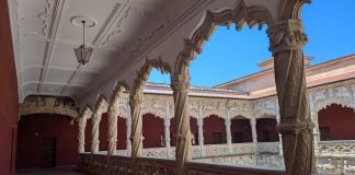 Galería superior del Patio de los Leones. Palacio del Infantado, julio de 2025. (Foto: La Crónic@)