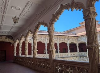 Galería superior del Patio de los Leones. Palacio del Infantado, julio de 2025. (Foto: La Crónic@)