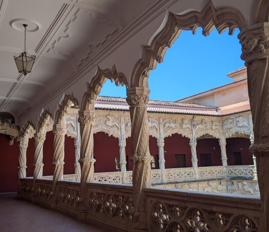 Galería superior del Patio de los Leones. Palacio del Infantado, julio de 2025. (Foto: La Crónic@)