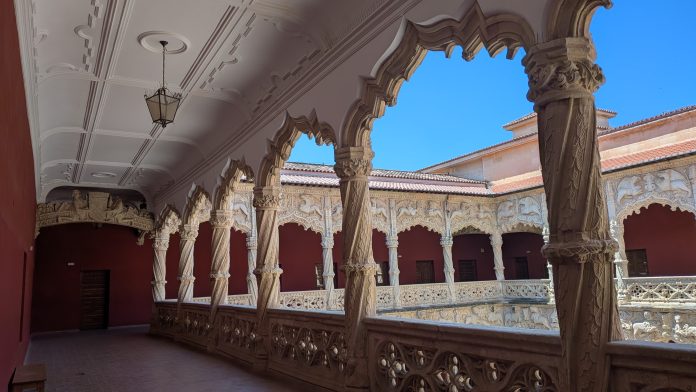 Galería superior del Patio de los Leones. Palacio del Infantado, julio de 2025. (Foto: La Crónic@)
