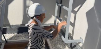 Guarinos, en plena ascensión a lo lato de la torre del Ayuntamiento de Guadalajara.