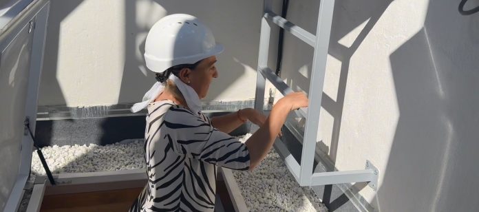 Guarinos, en plena ascensión a lo lato de la torre del Ayuntamiento de Guadalajara.