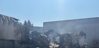 Estado de la nave de baterías de litio tras extinguirse el incendio.