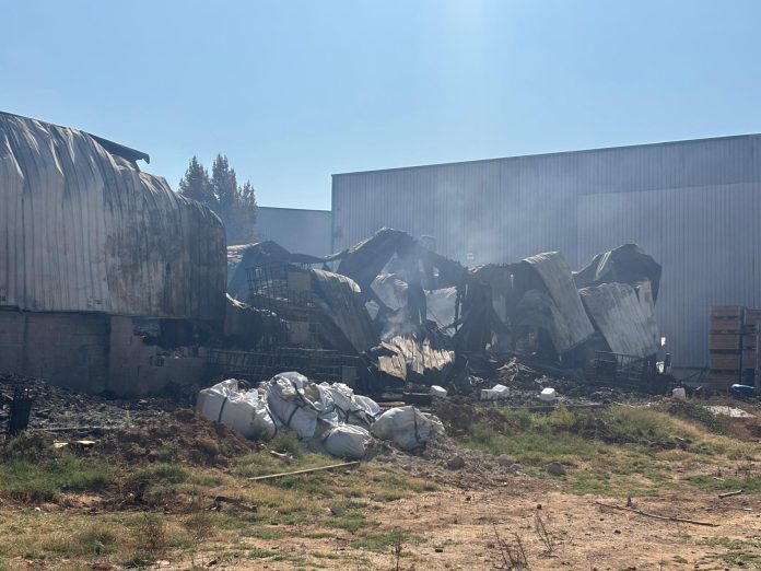 Estado de la nave de baterías de litio tras extinguirse el incendio.
