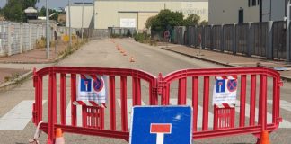 Los accesos a la empresa incendiada en Azuqueca siguen cortados.