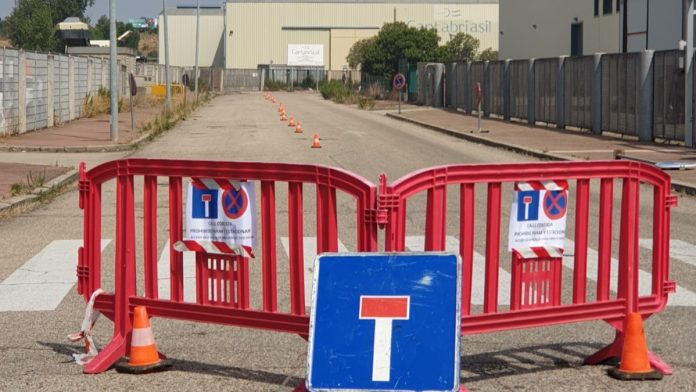 Los accesos a la empresa incendiada en Azuqueca siguen cortados.