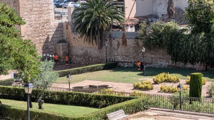 Jardineros en el parque de Alvarfáñez de Minaya en 2025. (Foto: La Crónic@)