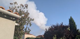 La gran columna de humo del incendio de Azuqueca era visible, una hora después de iniciado el siniestro, a muchos kilómetros alrededor. (Foto: La Crónic@)