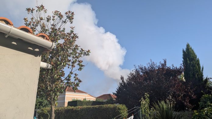 La gran columna de humo del incendio de Azuqueca era visible, una hora después de iniciado el siniestro, a muchos kilómetros alrededor. (Foto: La Crónic@)