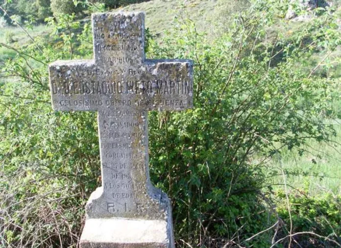 Cruz que recuerda en Estriégana el lugar donde fue asesinado el obispo de Sigüenza en 1936.