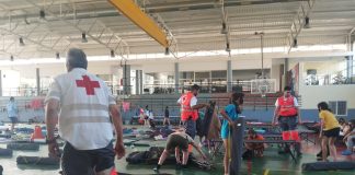 Los niños y sus monitores fueron evacuados a un polideportivo. (Foto: Cruz Roja)