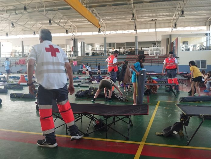 Los niños y sus monitores fueron evacuados a un polideportivo. (Foto: Cruz Roja)