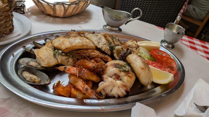 Durante el verano se incrementa aún más nuestra presencia en bares y restaurantes. Es bueno conocer qué derechos nos amparan como clientes. (Foto: La Crónic@)