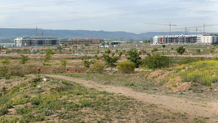 Por aquí no hay playa, aunque insisten en ello. Sin embargo, estos suelos de Alovera y las viviendas del fondo son un tesoro para Neinor. La imagen es de mayo de 2023. (Foto: La Crónic@)