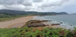 La bajada de las temperaturas afectará al norte de España. En la imagen, playa de la costa cantábrica, en Lugo. (Foto: La Crónic@)