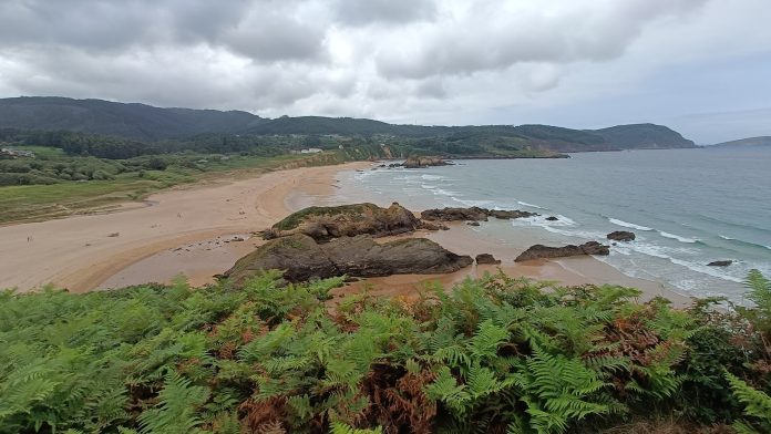 La bajada de las temperaturas afectará al norte de España. En la imagen, playa de la costa cantábrica, en Lugo. (Foto: La Crónic@)