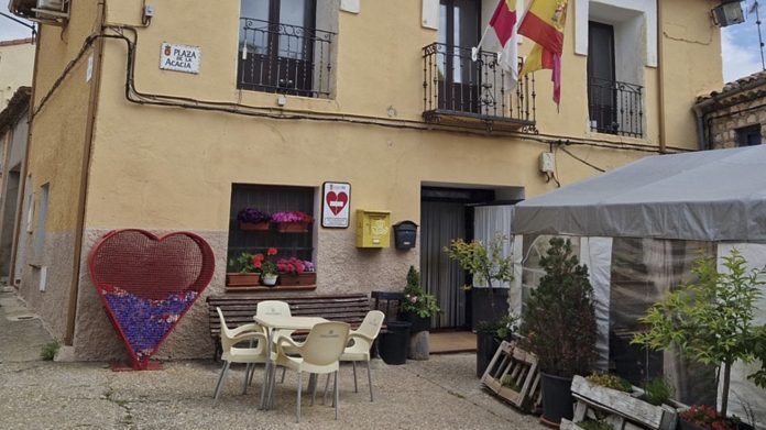 Exterior del bar de Rebollosa de Hita, de propiedad municipal.