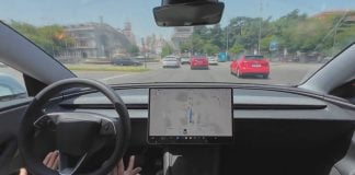 Mira cómo se circula sin manos con un Tesla por Madrid