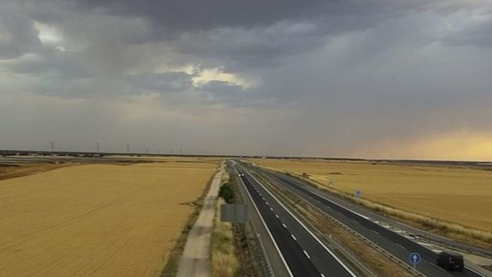 No se descartan tormentas vespertinas, como esta captada a la altura de Almadrones el pasado 30 de junio de 2025. (Foto: DGT)