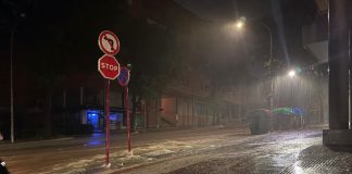 El agua, bajando de forma torrencial por Julián Besteiro durante la tormenta de la madrugada de este viernes, 4 de julio de 2025.