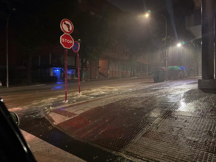 El agua, bajando de forma torrencial por Julián Besteiro durante la tormenta de la madrugada de este viernes, 4 de julio de 2025.