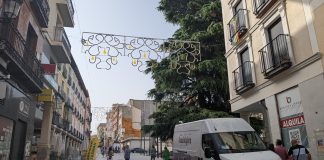 Este miércoles se estaba instalando en la Calle Mayor el alumbrado de las Ferias de 2025. (Foto: La Crónic@)
