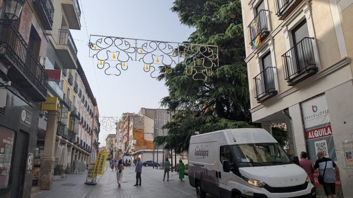 Este miércoles se estaba instalando en la Calle Mayor el alumbrado de las Ferias de 2025. (Foto: La Crónic@)