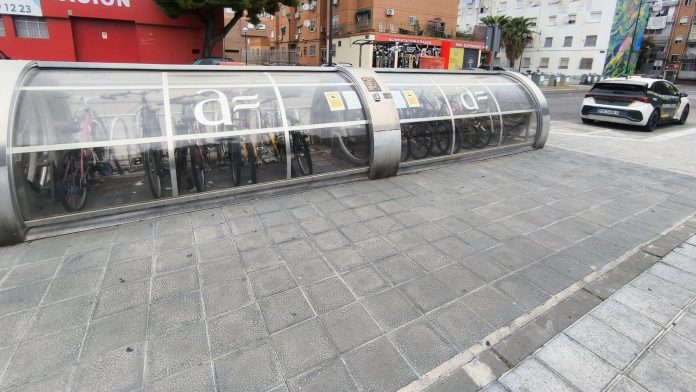 El aparcabicicletas de la Estación de Azuqueca cuenta con videovigilancia, una medida insuficiente para evitar los tobos de bicis o patinetes eléctricos. (Foto: Guardia Civil)