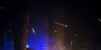 Coche ardiendo en la calle Toledo. (Foto: Bomberos Guadalajara)