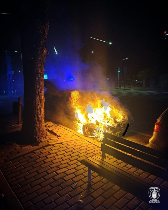 Coche ardiendo en la calle Toledo. (Foto: Bomberos Guadalajara)