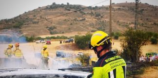 Los bomberos de Guadalajara, en el incendio de Iriépal.