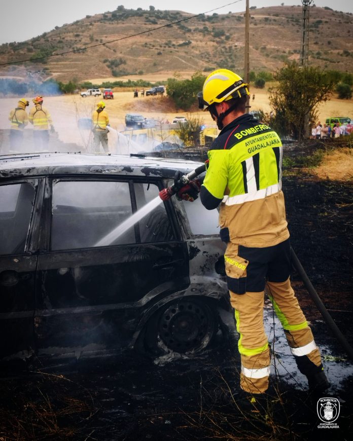 Los bomberos de Guadalajara, en el incendio de Iriépal.