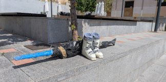 Botas de esquiar en la Plazuela de Don Pedro el 5 de agosto de 2025.(Foto: La Crónic@)