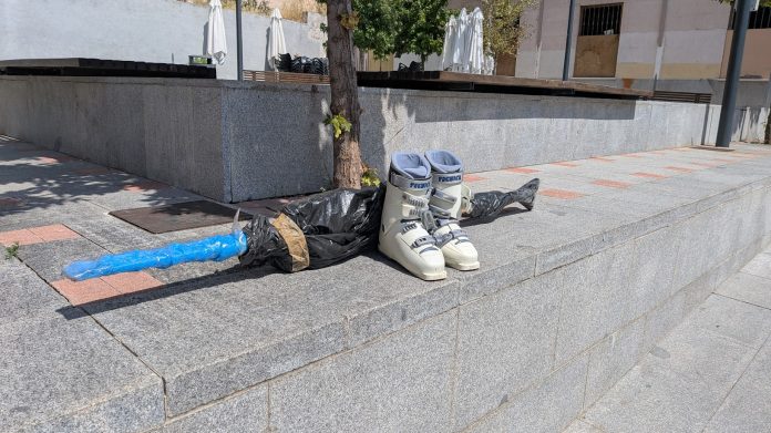 Botas de esquiar en la Plazuela de Don Pedro el 5 de agosto de 2025.(Foto: La Crónic@)