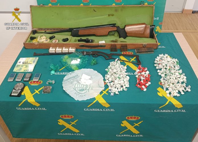 Cocaína y armas intervenidas por la Guardia Civil en una vivienda de Villanueva de la Torre.