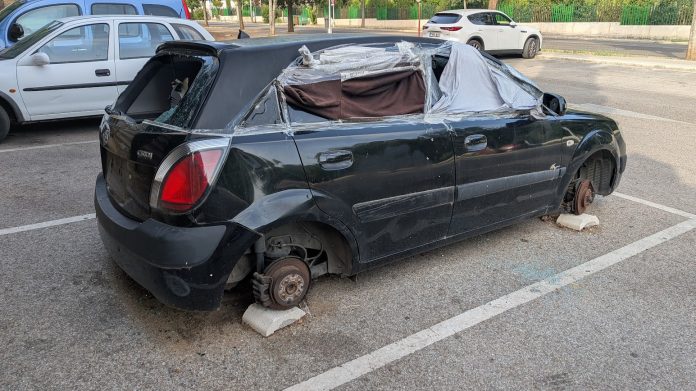 Coche abandonado, y ocasionalmente ocupado, a las puertas del cementerio de Guadalajara. (Foto: La Crónic@)