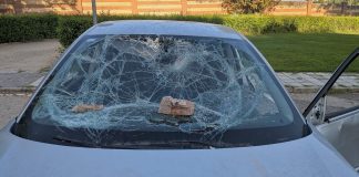 El parabrisas de este coche abandonado aún aguanta como puede los embates de los gamberros. (Foto: La Crónic@)