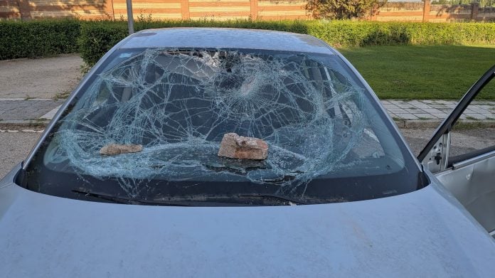 El parabrisas de este coche abandonado aún aguanta como puede los embates de los gamberros. (Foto: La Crónic@)