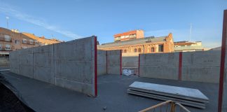 Interior de los corrales para el encierro, en fase de instalación en el Mercado de abastos a finales de agosto de 2025. (Foto: La Crónic@)