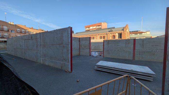 Interior de los corrales para el encierro, en fase de instalación en el Mercado de abastos a finales de agosto de 2025. (Foto: La Crónic@)