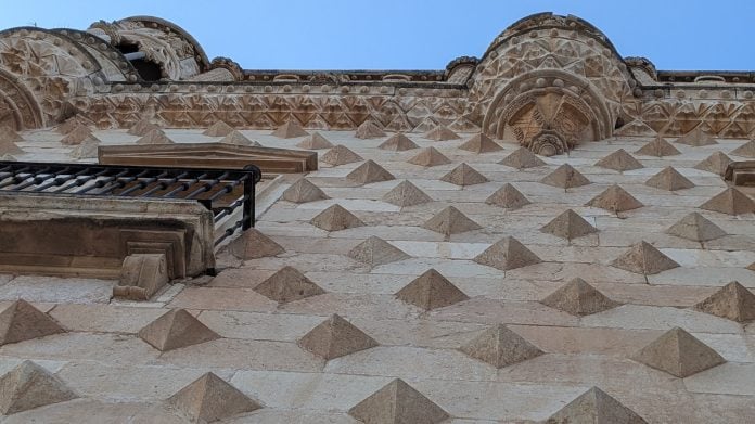 Diamantes de la fachada del Palacio del Infantado. (Foto: La Crónic@)